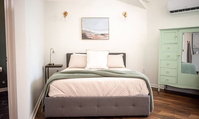 Memphis House | Cozy guesthouse studio | soaking tub | rain shower