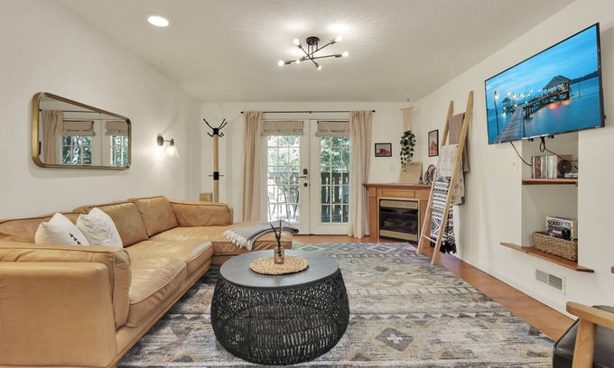 Ray House | Cozy Hillside Hideaway - Fast Wifi! - Hot Tub & Grill
