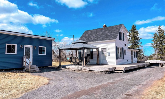 Points East House | Cozy Hilltop Retreat w/Hot Tub, Firepit & Deck. Pet-Friendly!