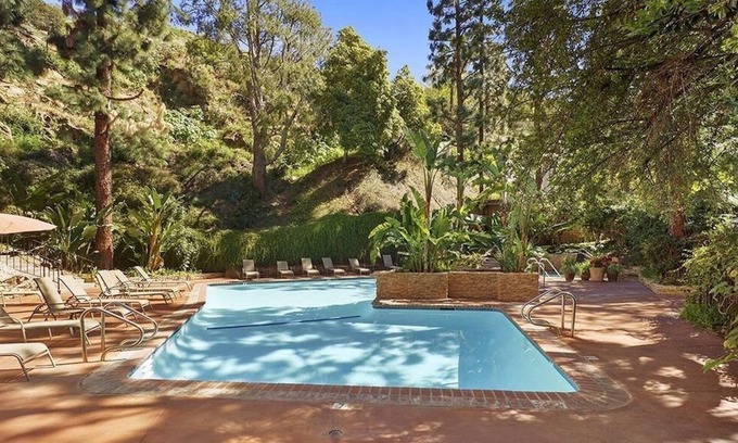 Hollywood Hills Condo | Cozy Hollywood Hills 2-bedroom condo with tennis courts,hiking trails,gym, pools
