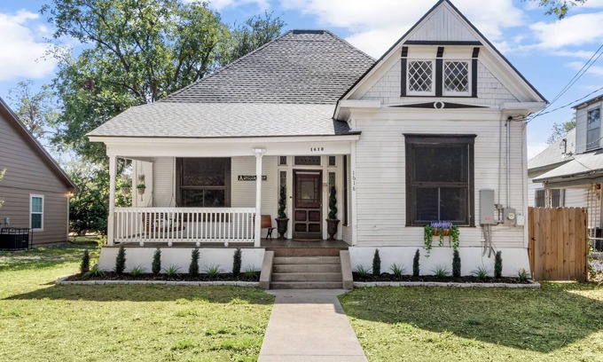 Waco House | Cozy Home & Hot Tub 6 minutes to BU and Magnolia