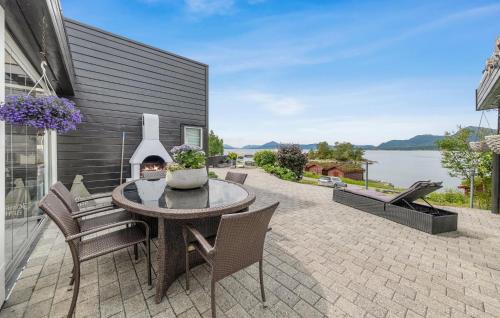 Frei House | Cozy Home In Øydegard