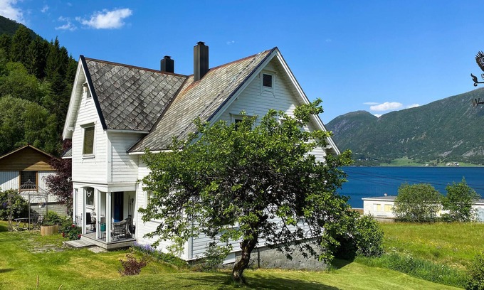 Volda House | Cozy home in Austefjorden with WiFi