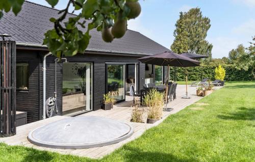 Hejlsminde Strand House | Cozy Home In Hejls With Sauna