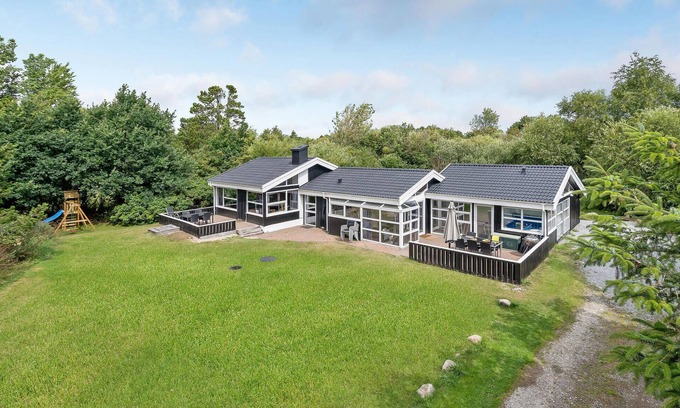 Bratten Strand House | Cozy home in Jerup with kitchen