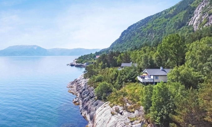 Brekke House | Cozy home in Lavik with house sea view