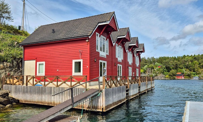 Lysekloster House | Cozy home in Lepsøy with house sea view