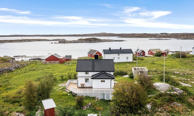 Dyrvik House | Cozy home in Norddyrøy with kitchen
