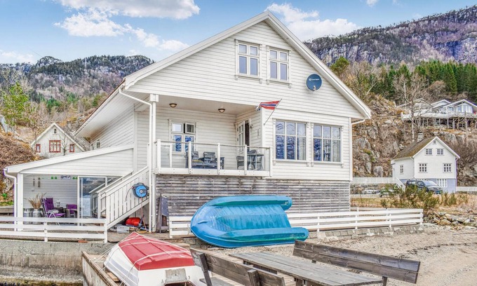 Suldal House | Cozy home in Vanvik with WiFi