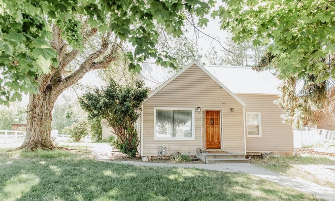 Hyrum House | Cozy Home: Near Lake, Trails & Logan, Free Paddleboards! Dog Friendly