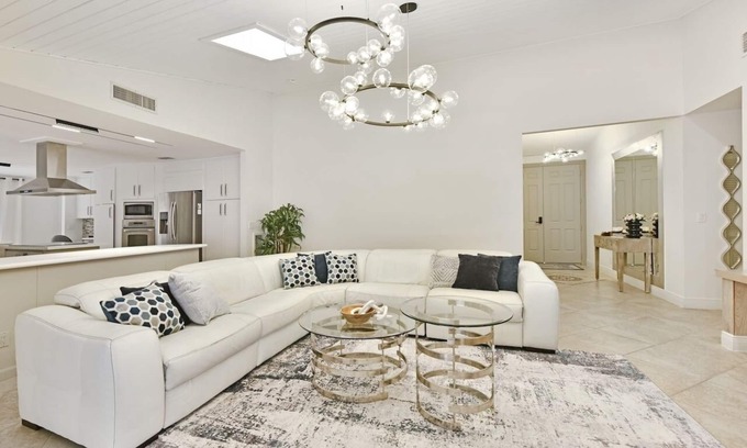 Wellington House | Cozy home with big pool and BBQ in Wellington!