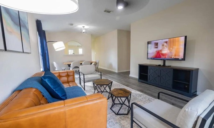 Northeast Houston House | Cozy Home with Oversized King Suite, 15 min to IAH