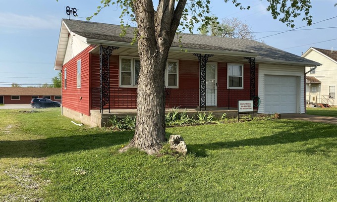 Wheatland House | Cozy house/attached garage close to Lucas Oil Race Track and Pomme De Terre Lake
