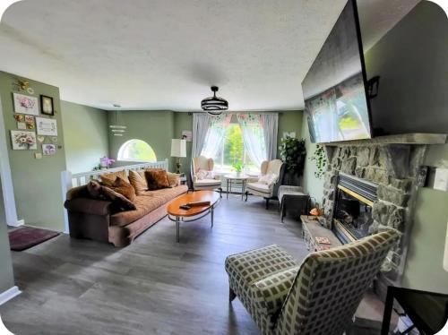 Long Pond Apartment | Cozy House in Long Pond 3 bedrooms 10 people