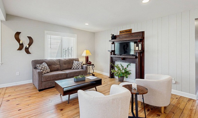 Black Mountain House | Cozy in-town house w/central a/c, shared pond, enclosed yard, w/d, wifi, cable