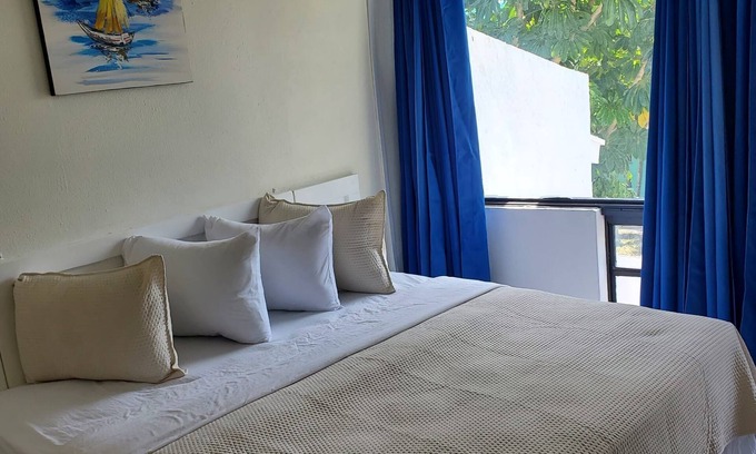 Nassau House | “ Cozy King Retreat w/Balcony”