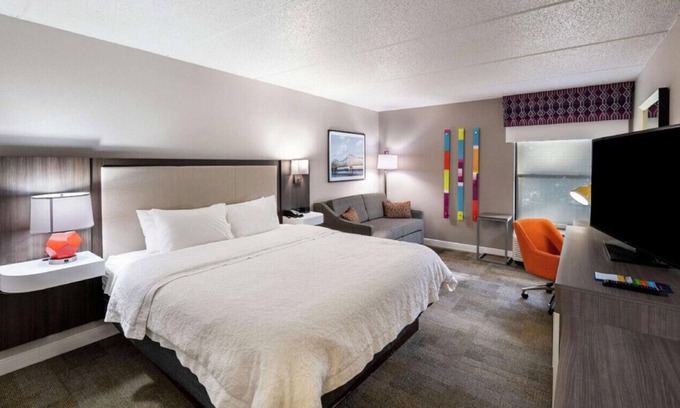 Gainesville House | Cozy King Room! Best in Luxury & Comfort