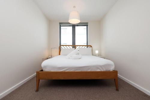 Canon's Marsh Apartment | Cozy Kingsize Stay in City Centre!