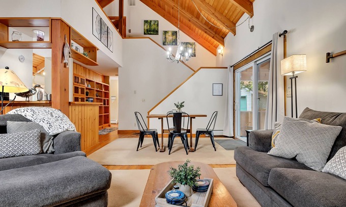 Hadley House | Cozy Lakefront Home on Great Sacandaga – Year-Round Fun