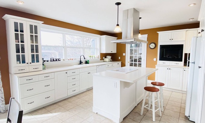 Bedford House | Cozy Lakefront House in Bedford