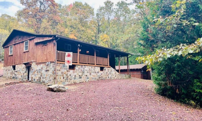 Ashfield Cabin | Cozy Log Cabin in Jim Thorpe