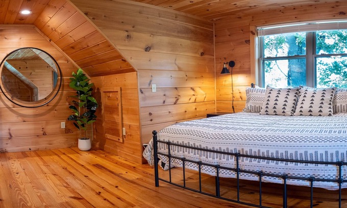 West Jefferson House | Cozy Log Cabin TH | Long-Range Mountain Views | Walk to Downtown West Jefferson