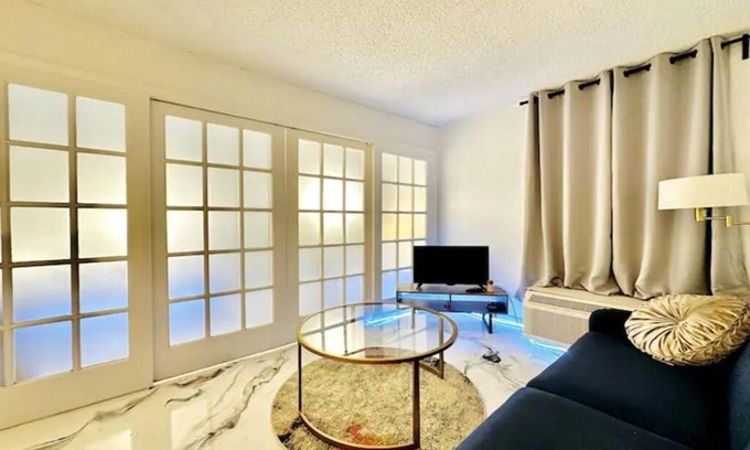 Flamingo/Lummus Condo | Cozy Miami South Beach Condo w. Full Kitchen- 2 blocks to beach!