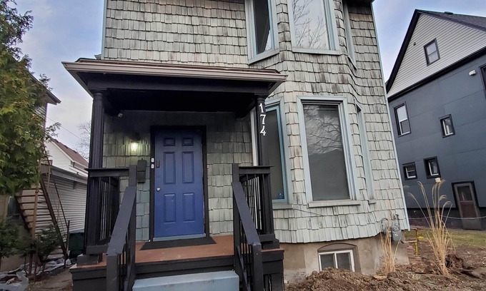 Windsor Apartment | Cozy Modern 2 bed home, great location by Riverside park