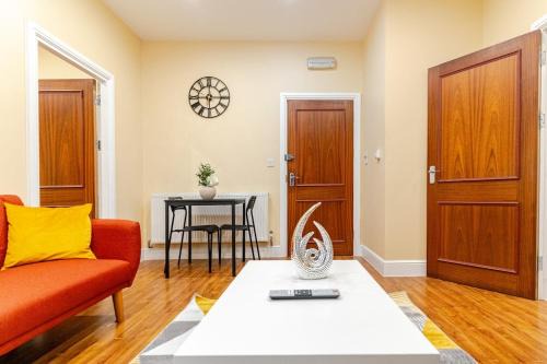 Walsall Apartment | Cozy Modern Flat Walsall Town Centre with Wi-Fi