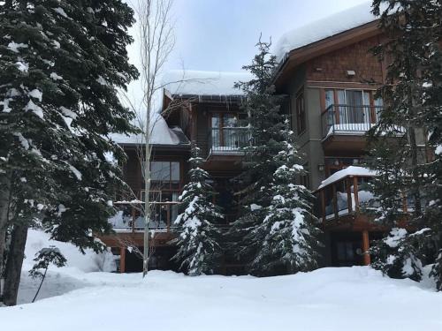 Sun Peaks Ski Chalet | Cozy Mountain Getaway