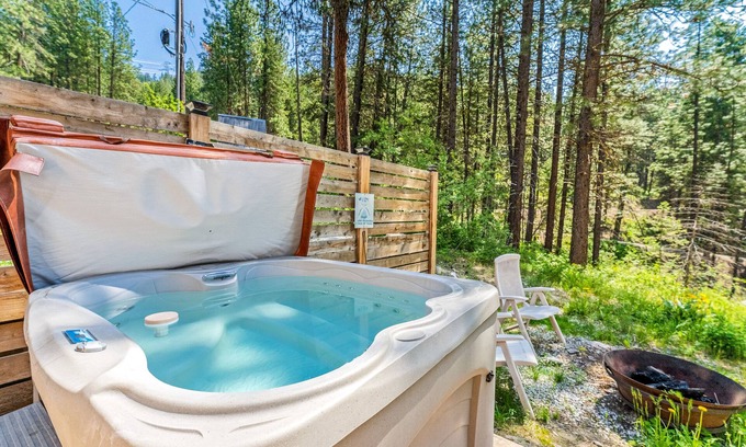 Leavenworth Apartment | Cozy Mountain Hideaway near Leavenworth & Steven’s Pass Ski Resort with hot tub