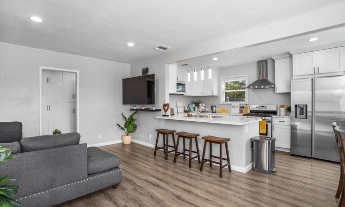 Santa Ana Heights House | Cozy OC Home - Near Disney, Beaches, Malls,.