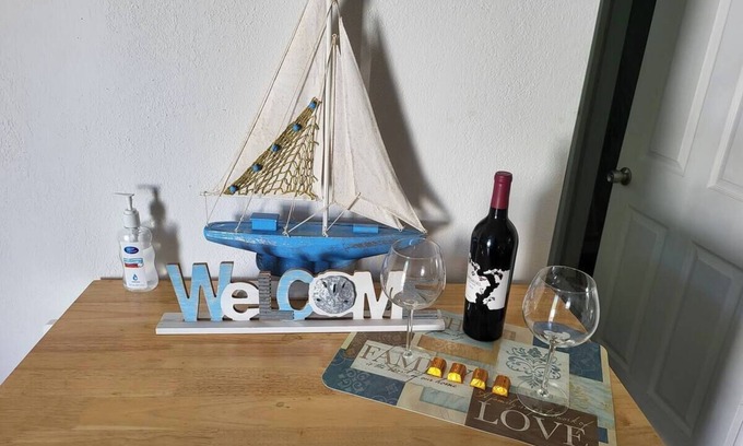 Crescent Heights Apartment | Cozy One bed/One bath 5m to Down Townn