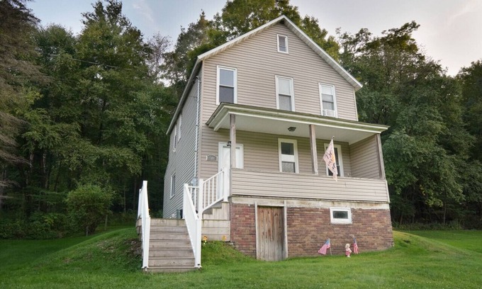 Spangler House | Cozy & Peaceful 3BR Retreat – Porch, Creek Sounds & Wildlife Views
