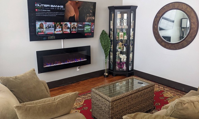 Kingsland House | Cozy Pet Friendly Family Home- King Bed, Free Parking, Full Laundry and Wi-Fi