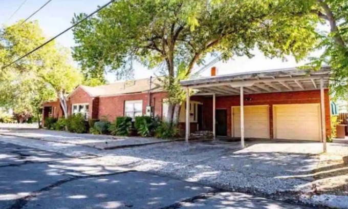 Old Southwest Apartment | Cozy Pet-Friendly Studio with AC and WiFi in Delightful Reno