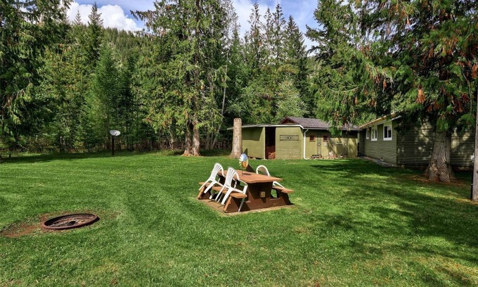Scotch Creek Cottage | Cozy Private Cottage Near Lake!