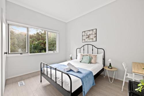 Lindfield House | Cozy Queen Room - Nearby Transport & Shop - Shared Bathroom