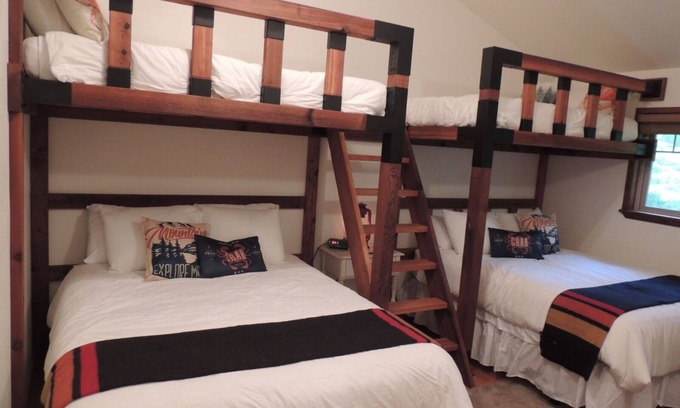 Coffman Cove Cabin | Cozy & Quiet Cabin 2 minutes from Coffman Cove Harbor - 16' Skiff & Van avail.