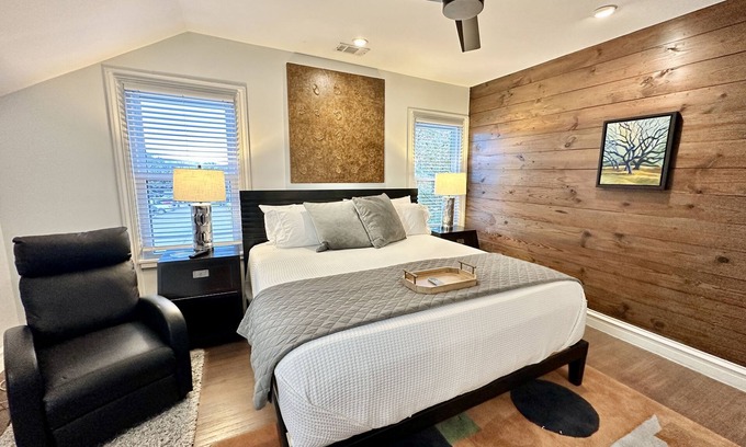 Washington Ave./ Memorial Park House | Cozy Quiet Home! PET FRIENDLY! Back to School 2025 Special!