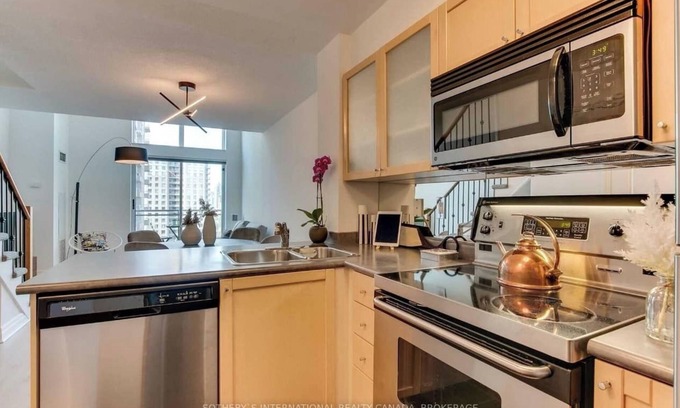 Willowdale Apartment | Cozy & Rare 2 Story Loft