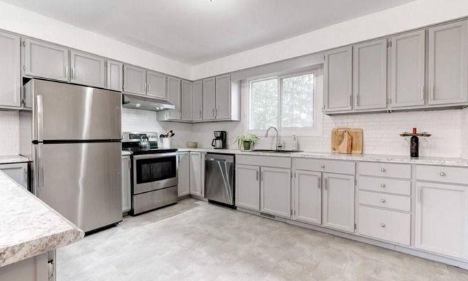 Niagara-on-the-Lake Cottage | Cozy Ravine View Cottage in Wine Country! Hot Tub & Pool surrounded by Forest.