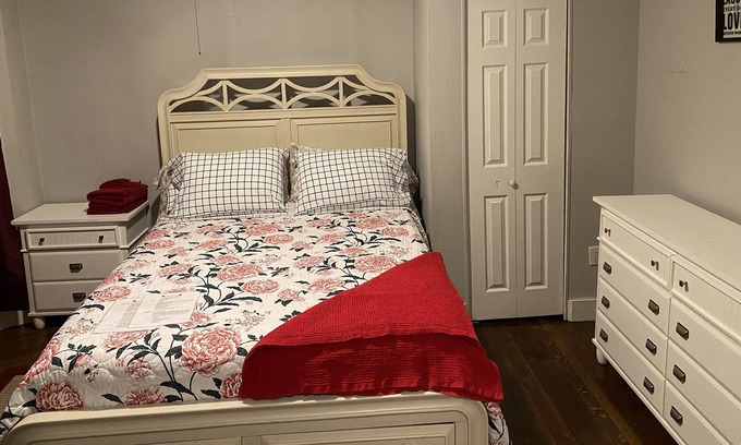 Springfield Apartment | Cozy Red Room (In Springfield)