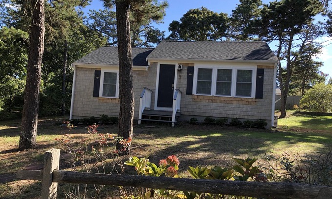 South Chatham House | Cozy renovated classic Cape cottage a short walk to Forest Beach