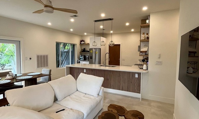 Hallandale Beach House | Cozy Renovated 2BR 1 Mile from Beach