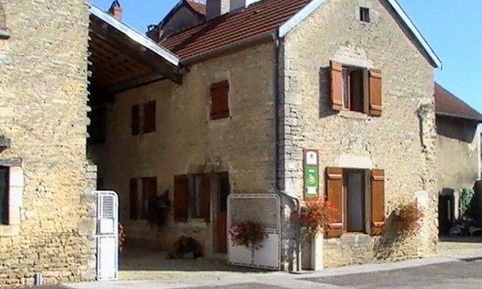 Aubepierre-sur-Aube Cottage | Cozy Restored House with 2 Bedrooms, Central Heating, Enclosed Courtyard in Aubepierre-sur-Aube
