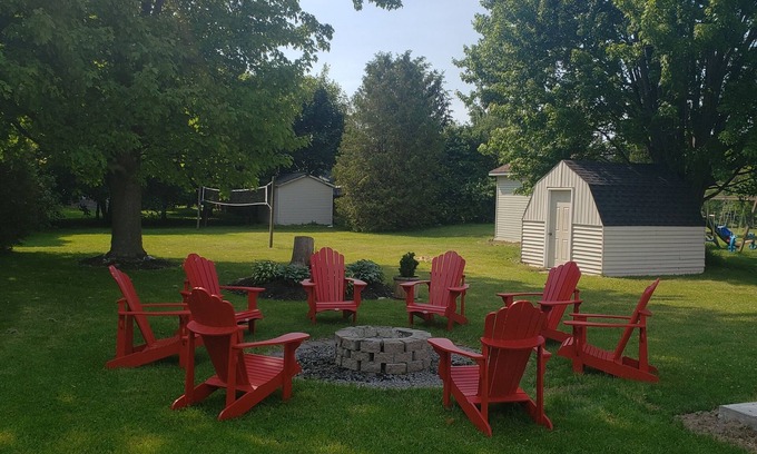 Dashwood House | Cozy Retreat by the Lake - Perfect for Families and Groups