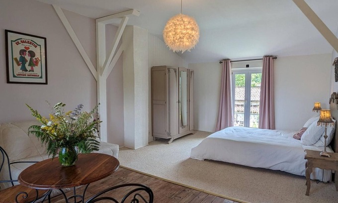 Chadurie Cottage | Cozy Retreat for 2: Heated Pool, Gardens & Baby Gear in Renovated Cottage
