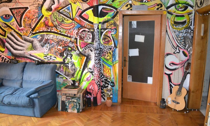 Bucharest House | Cozy Room near the Old Town Center (Unique Graffiti-painted Apartment)