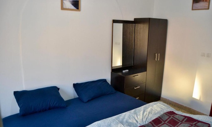 Al Abdali House | Cozy Room With A balcony in a shared apartmen